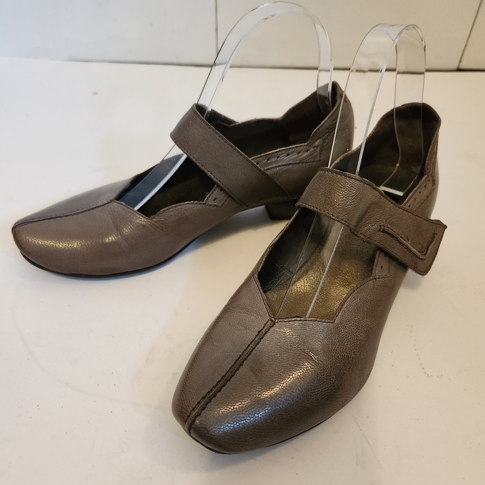 EUC FIDJI LEATHER MARY JANES TAUPE/BROWN SIZE 37